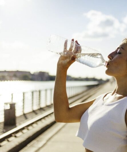Ce se întâmplă cu apa ținută în sticle de plastic direct în căldura soarelui